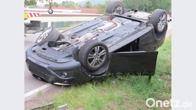 Das Auto der jungen Frau geriet ins Schleudern und überschlug sich. Der Seat kam auf der Gegenfahrbahn auf dem Dach zum Liegen. Tietz