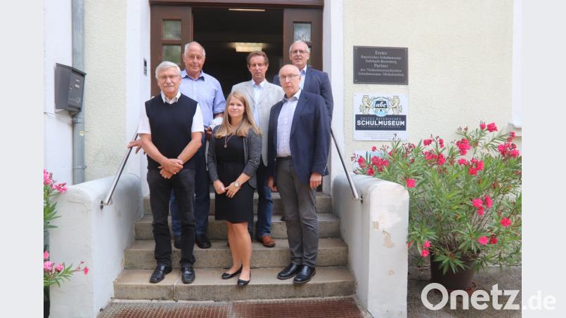 Der Förderverein des Ersten Bayerischen Schulmuseums Sulzbach-Rosenberg hat einen neuen Vorstand gewählt. Vorne von links Schriftführer Hermann Gnahn, Kassiererin Sabrina Birke, 1. Vorsitzender Stefan Schunk; hinten von links 2. Vorsitzender Klaus Kreil, Beisitzer Herbert Übelacker und Wahlleiter Winfried Franz. mfh