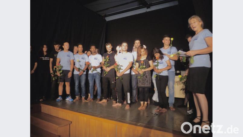 Am Ende des Projekts „Brücken bauen“ freut sich die Lehrerin Kerstin Klug (rechts) mit den Akteuren über den Applaus, den es für die Aufführung einer szenischen Collage, gegeben hat.  usc