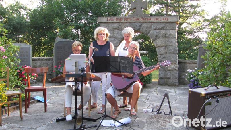 Ulrike Rauch und Gisela Reil (vorne, von links) gestalten die "Atempause" musikalisch. Passende Texte tragen Rita Bayer und Gerti Münch (hinten, von rechts) vor. sei