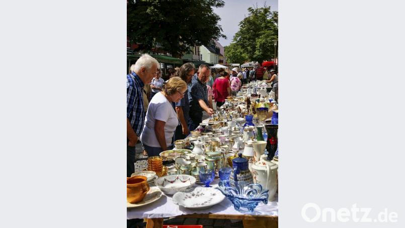Ein Fest für Freunde des Weißen Goldes: Porzellan, soweit das Auge reicht, bietet am Samstag der Flohmarkt zum Fest der Porzelliner in Selb. fph/Gerd Pöhlmann