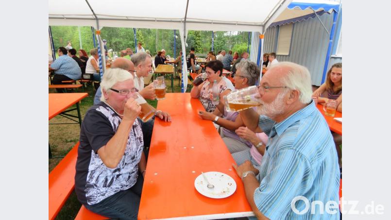 &quot;Mr. Beyer &amp; Co.&quot; Werner Schumacher (vorne, rechts) feiert mit seinen Vereinskameraden das Jubiläum. adj
