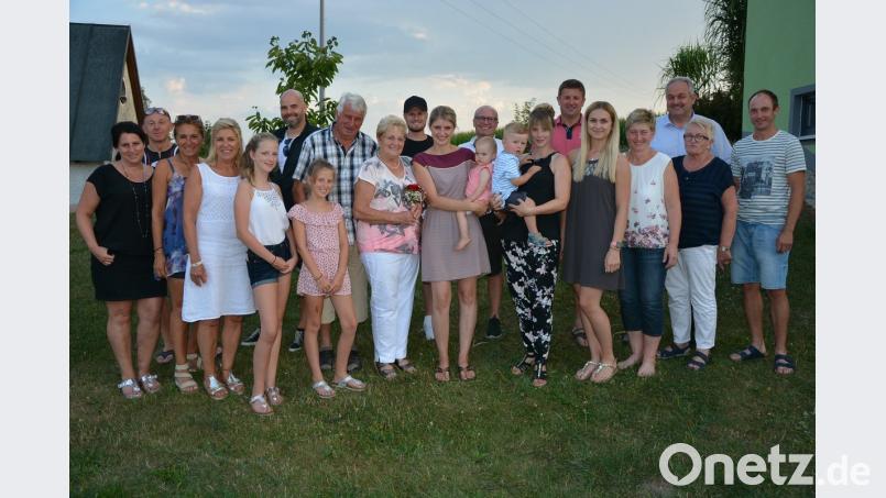 Agnes Wührl (vorne, mit Blumen) feierte am Dienstag ihren 80. Geburtstag. Dazu gratulierten Ehemann Karl (links neben ihr), ihre vier Kinder, die sechs Enkelkinder und die zwei Urenkel. Weitere Glückwünsche gab es von Bürgermeister Johann Burger (Dritter von rechts) sowie ihrer besten Freundin Anni Schaumberger (Zweite von rechts). jr