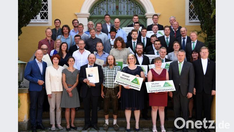 13 Absolventen der Staatlichen Höheren Landbauschule können jetzt als Agrarbetriebswirte durchstarten. Die Weiterbildung zum Geprüften Natur- und Landschaftspfleger absolvierten 21 Frauen und Männer aus mehreren Bundesländern. bgm