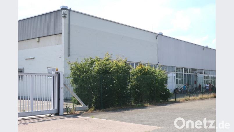 107 Menschen aus der Republik Moldau sind derzeit in der ehemaligen "Meiller-Halle" in Schwandorf untergebracht. Sie heißt jetzt offiziell "Anker-Dependance Schwandorf". Hirsch