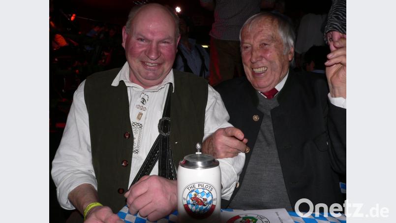So kannten ihn seine Eschenbacher: Im März 2016 war Vinzenz Dachauer (rechts)Schirmherr beim Starkbierfest des Motorradclubs „Pilots“ und hatte viel zu lachen. 	Bild: rn rn