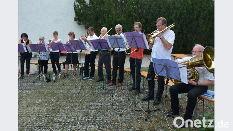 Der Evangelische Posaunenchor mit Pfarrer Martin Schlenk (rechts) an der Tuba. jr