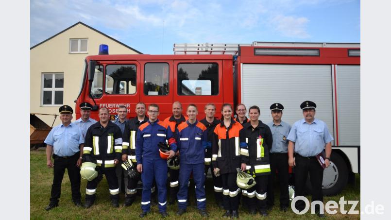 Das Prüfungsteam, Bürgermeister Hermann Ach und Kommandant Markus Landgraf gratuliert den Nachwuchskräften der Feuerwehr Moosbach zur bestandenen Leistungsprüfung. Ausbilder war Christian Landgraf (Sechster von rechts). gi