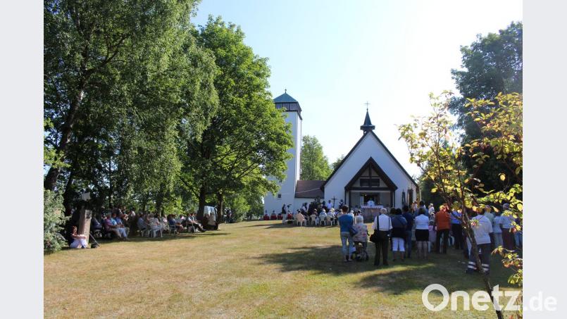 Beim Festgottesdienst zum Annafest in der St.-Anna-Gedächtniskirche am Pfaffenbühl sind Schattenplätze bei den Gästen gefragt. Marina Richtmann