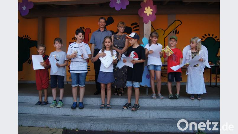 Mit Liedern und Gedichten verabschieden sich die Grundschüler in die Sommerferien. ela