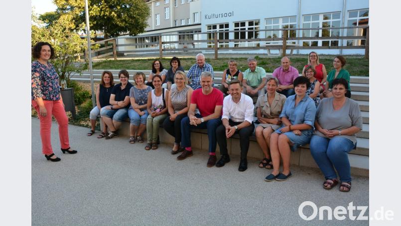 MdL Steffen Vogel (sitzend, Sechster von links), CSU-Experte im Bayerischen Landtag bezüglich Kinderbetreuung, stellte sich den Fragen. Mit im Bild MdL Tobias Reiß (sitzend, Vierter von rechts), der den Besuch eingefädelt hatte. Tina Zeitler (links) begrüßte die Gäste und führte in die lockere Diskussionsrunde ein. jr