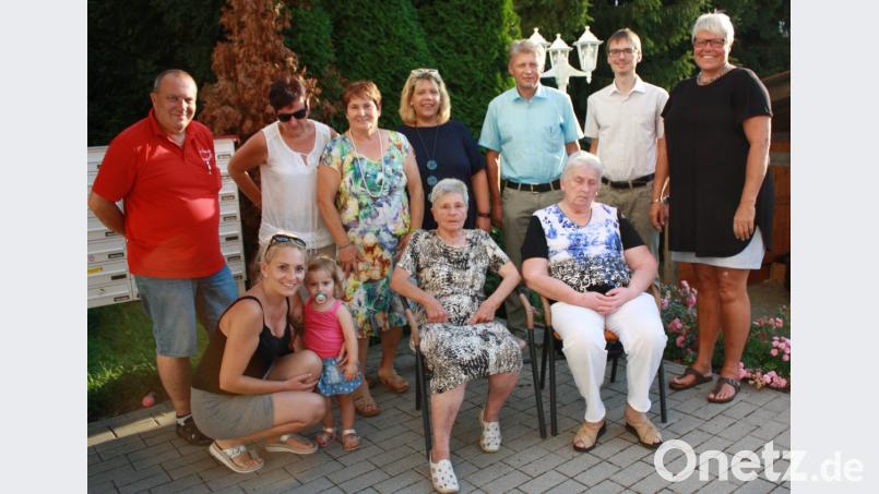 Die beiden Jubilarinnen mit ihren zahlreichen Gratulanten. Elisabeth Fischer feierten ihren 80. Geburtstag und Regina Stumpf wurde 75 Jahre (vorne, sitzend von links). Es gratulierten (von rechts) Ulli Faust-Bienlein, Pfarrer Michael Kelinske, Bürgermeister Lothar Müller, AWO-Kreisgeschäftsführerin Angelika Würner und Verwandte von Elisabeth Fischer. lk