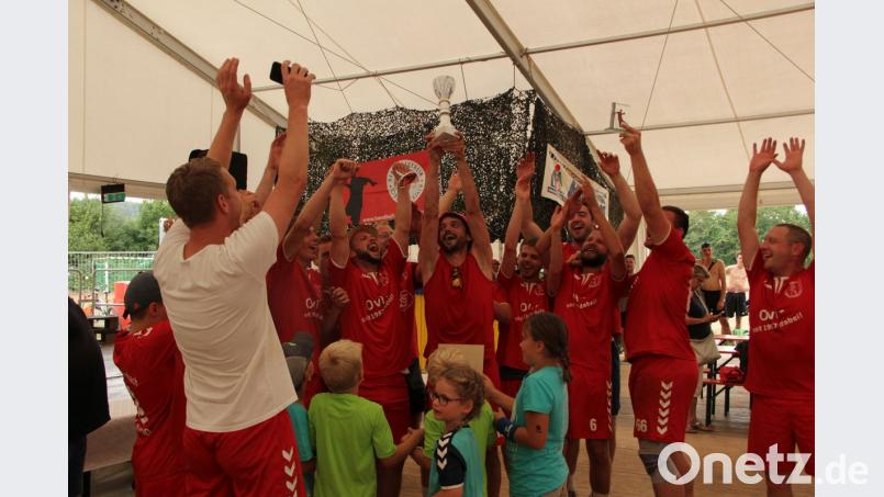 Nach getaner Arbeit feierten die Oberflockenbacher den Sieg. exb