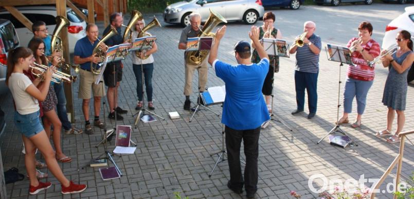 Der Posaunenchor gratulierte musikalisch zu den beiden Geburtstagen in der AWO-Seniorenresidenz Plößberg. lk
