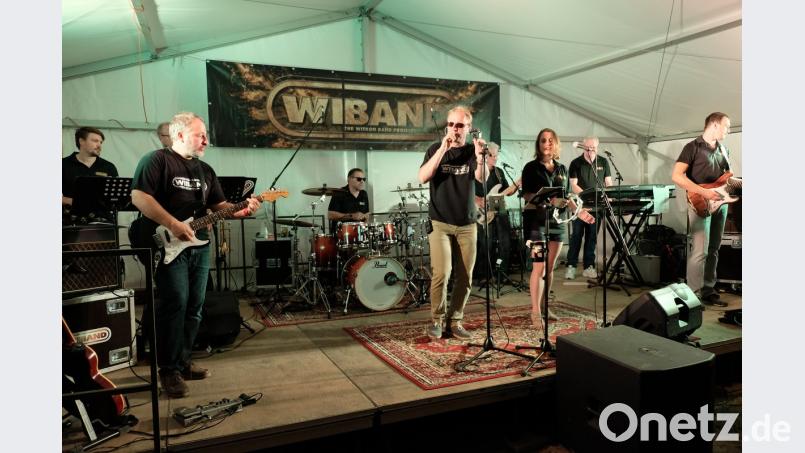 Die „Wiband“ der Parksteiner Witron-Gruppe war aus Anlass des 45-jährigen Jubiläums des FC Tremmersdorf/Speinshart Garant für eine „heiße“ musikalische Sommernacht. do