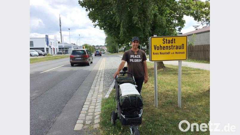 Seit ihm in Spanien ein ausrangierter Kinderwagen geschenkt wurde, muss Tanausú Herrera sein Gepäck nicht mehr tragen. fjo