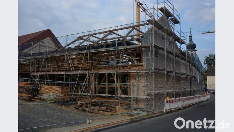 Komplett eingerüstet präsentiert sich aktuell der Schafferhof. Der Außenputz im unteren Bereich wurde komplett abgeschlagen. Im hinteren Bereich des Obergeschosses entsteht der neue Sitzungssaal. jr