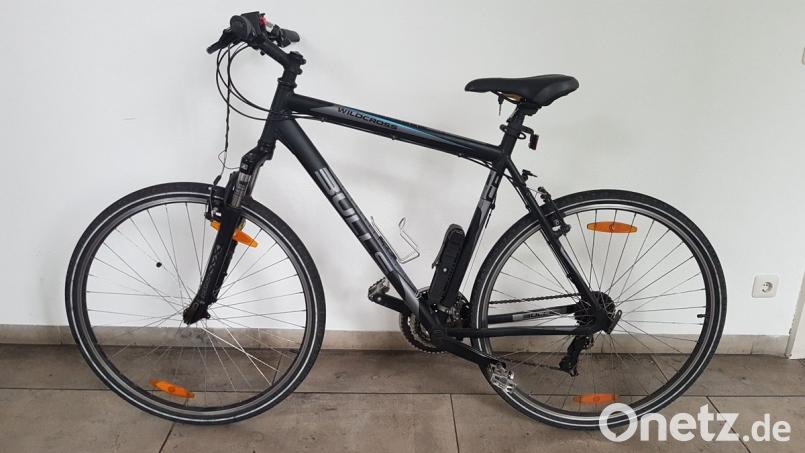 Mit diesem Rad gelangt der 31-Jährige an den Tatort in Ritzelsdorf. Nachdem er zunächst eine Viertelstunde an der Tür des Einfamilienhaus klingelt, hält er sich weitere 15 Minuten im Inneren auf, durchwühlt Schränke und Schübe. Schließlich flüchtet er mit dem Rad zunächst Richtung Illschwang, danach weiter bis Pürschläg. Polizei