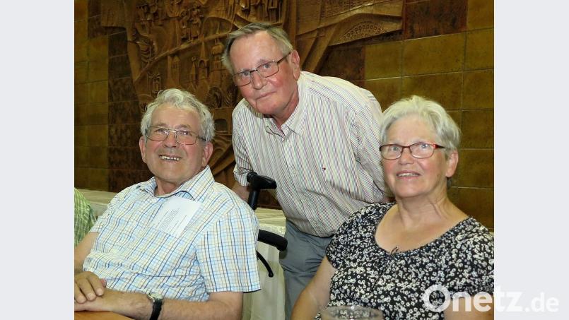 Der Bezirksvorsitzende der Senioren-Union, Günther Loibl, begrüßt Alois Seegerer und dessen Frau zur Bezirksversammlung. Hirsch