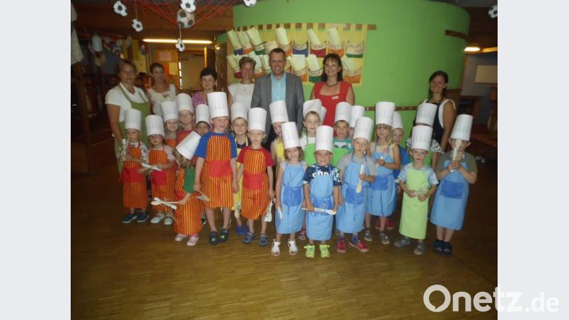 Die Kindergartengruppe Kobolde und Waschbären mit (von links) den Erzieherinnen Ruth Plonner und Christina Weig sowie Beate Hoge Alexandra Steinl-Kick, Hans Kost, Kinderhausleiterin Doris Schörner und Erzieherin Nicole Warta. exb