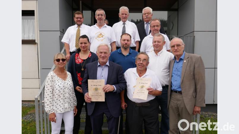 Für 50-jährige Mitgliedschaft im Bayerischen Bäckerfachverein erhalten Urkunden: Hans Bäumler und Heribert Lindner (Zweiter und Dritter von rechts). Dobmeier