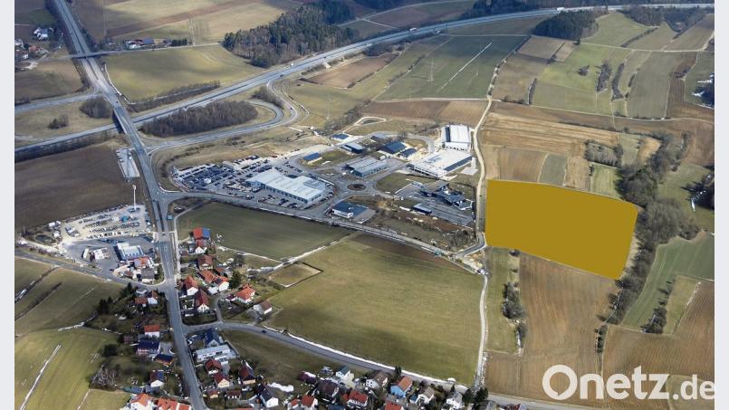 Der Blick aus der Luft zeigt es genau: Auf der braun gefärbten Fläche rechts entsteht die neue Grammer-Konzernzentrale in Ursensollen. Links daneben ist das bestehende Gewerbegebiet zu erkennen, im Vordergrund die Gemeinde Ursensollen mit der B 299 als Ortsdurchfahrt und hinten quer durchs Bild verlaufenden Autobahn. Bernd Georgi