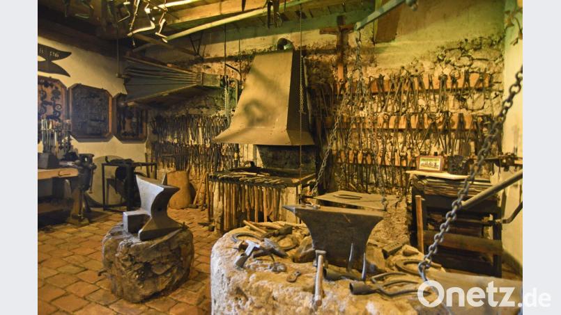 Im Heimatmuseum Kastl wird eine naturgetreu aufgebaute Schmiede mit vielen alten Werkzeugen präsentiert Günter Moser