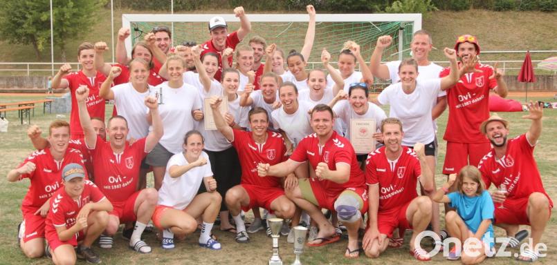 Jubel nach dem Turniersieg: Der UHC Stockerau (Niederösterreich) bei den Damen und der TV Oberflockenbach bei den Herren setzten sich beim Oberviechtacher Handballfestival die Krone auf. Handballverein Oberviechtach