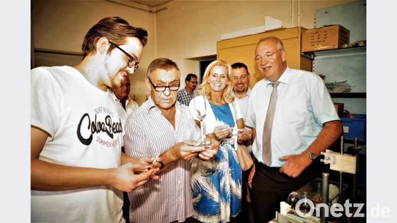 Mario Genari (links) lässt einen 500 Euroschein im Stiel eines Glases verschwinden. Hans Holfeuer erläutert diesen Vorgang Andrea Lang, Markus Ludwig und Franz Löffler. arw