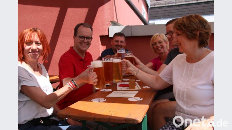 Das Schönste am Radfahren: der Zoigl danach. Markus Rinderspacher (Zweiter von links), Annette Karl und die roten Radler beim Teicher. jrh