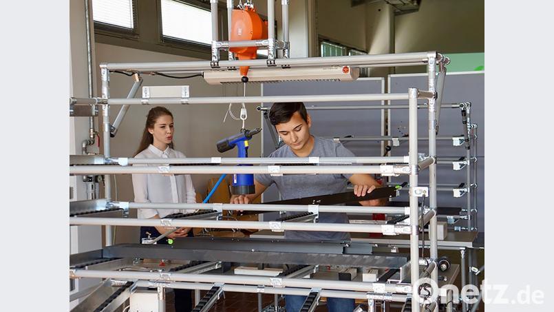 Studierende erläutern, wie ein Arbeitsplatz ergonomischer und effizienter gestaltet werden kann. OTH Amberg-Weiden