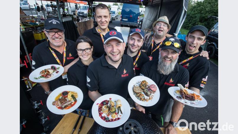 Martin Schulz mit seinem Team "Grill-Doch-Mal". Frank Rumpenhorst/dpa
