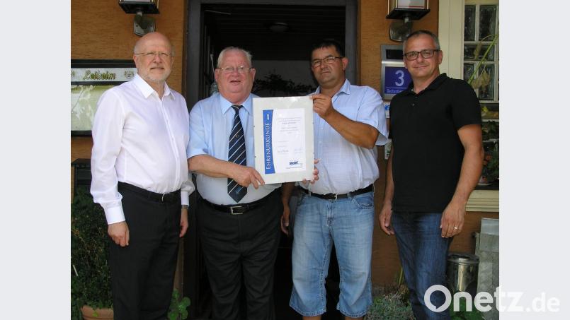 Stolz präsentierte Alfons Wegmann als neuer Ehrenvorsitzender des VdK-Ortsverbands Pullenreuth (Zweiter von links) seine Urkunde. Dazu beglückwünschten ihn Kreisgeschäftsführer Harald Gresik (von links), Ortsvorsitzender Thomas Hacker und Bürgermeister Hubert Kraus. öt