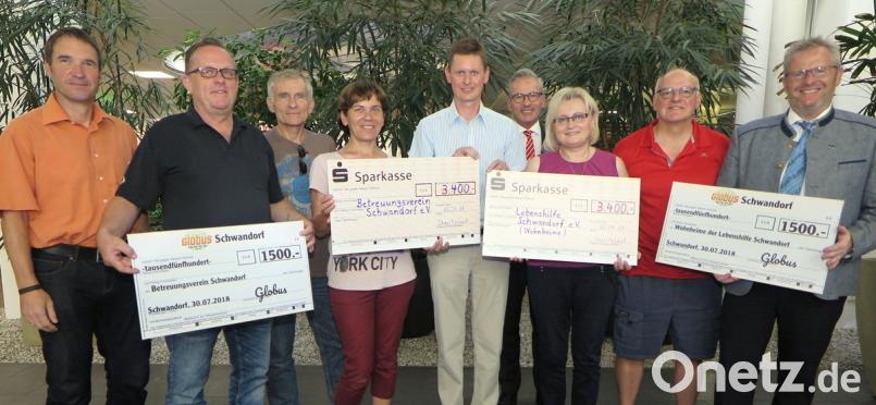 Mit der Spendenübergabe endete die Charity-Aktion „Stadtlauf 2018“. Das Bild zeigt von links: Heiko Sedelmaier, Reiner Debernitz, Konrad Schießl, Rita Sebald, Thomas Fink, Werner Heß, Irmgard Seifert, Armin Wolf und Andreas Feller. Hirsch