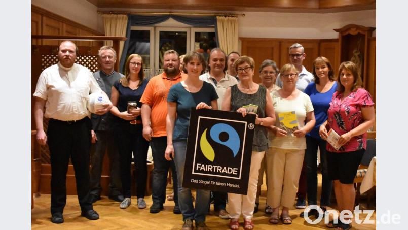 Eine Inititaive aus Privatpersonen, Vertretern der Stadt, Kirche, Schulen, Einzelhandel und Gastronmen will Waldsassen zur Fairtrade-Stadt machen. Für die Bewerbung musste eine Steuerungsgruppe gebildet werden. Die beiden Sprecherinnen sind Gudrun Sirtl und Christina Kunz (von rechts, vorne Mitte). lue