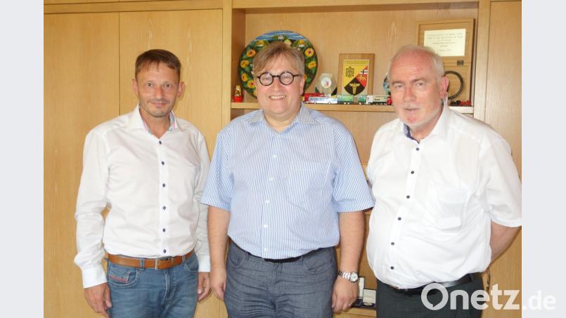 Bürgermeister Jens Meyer, Wolfgang Hohlmeier, Leiter Amt für Soziale Dienste und Beratung, sowie Rechts- und Sozialdezernent Hermann Hubmann (von links) wollen das Sozialbürgerhaus mit Leben erfüllen. exb