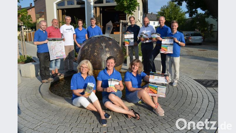 In der Nähe des neuen Pirker Dorfbrunnen startet die 21. Zoigltour. Alexander Radlbeck (Zweiter von rechts) und Peter Maciewski (links) präsentieren hier schon mal das Programm. fz