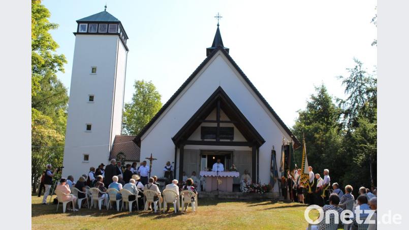Beim Festgottesdienst zum Annafest in der St.-Anna-Gedächtniskirche am Pfaffenbühl sind Schattenplätze bei den Gästen gefragt. Marina Richtmann
