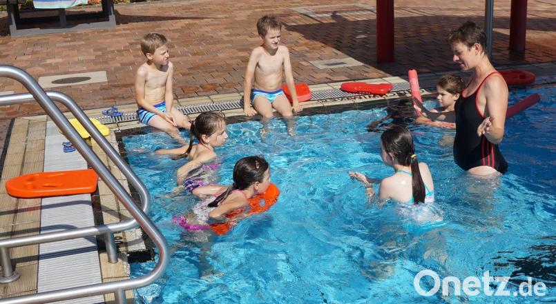 Interessiert folgen die Kinder den Anweisungen von Martina Baumer, die im Namen der Wasserwacht drei Auffrischungsschwimmkurse anbietet. weu
