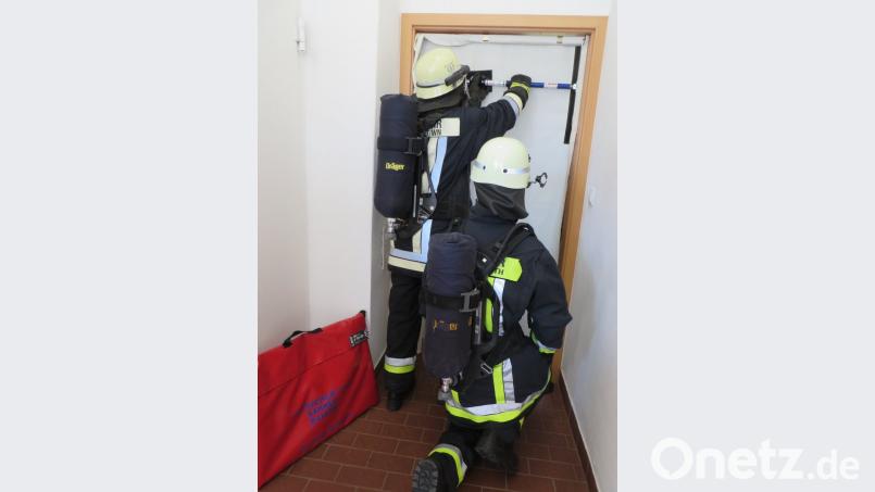 Mit dem mobilen Rauchverschluss ist ein Fluchtweg schnell gesichert.Josef Lindner (links) und Alexander Pamler (re.) führen es vor. adj