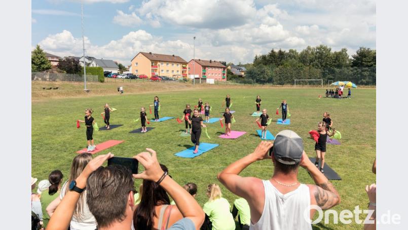 Stolz filmen die Eltern der Mädchen der Tanzgruppe Acro und Dance Kids die Vorführung. dtr