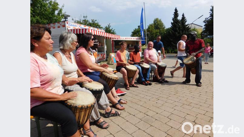 Gehör verschafft sich die Trommelgruppe Okafo aus Pegnitz. do