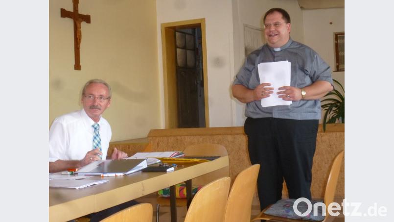 Geschäftsführer Albert Krieger (links) und Pfarrer Markus Urban erläuterten den Haushaltsansatz für die Caritas-Sozialstation Neunburg. mad (Archivbild)