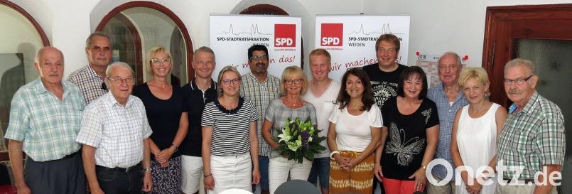 Mit einem Blumenstrauß und einem Gutschein bedankte sich die große SPD-Familie bei SPD-Fraktionssekretärin Hildegard Raum für 26 Jahre Tätigkeit. Dobmeier