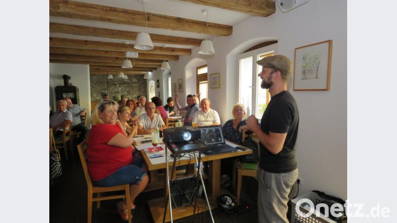 Philipp Reich (vorne) erklärte einem sehr interessierten Pulbikum anhand von Fallbeispielen, was Fake News sind, wie sie entstehen und wie diese entlarvt werden können. . ubb