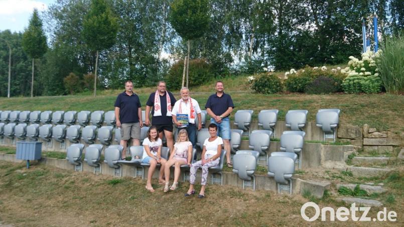 Der Vorsitzende des FC Bayern Fanclubs Nabburg, Bernd Hoffmann (Zweiter von rechts) und seine Frau Veronika (unten rechts) freuen sich zusammen mit den Verantwortlichen der DJK. sgs