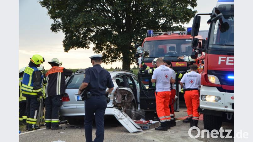Um den eingeklemmten Moosbacher aus seinem Unfallwrack zu bergen bedurfte es einer aufwändigen Rettungsaktion der Feuerwehrkräfte. dob