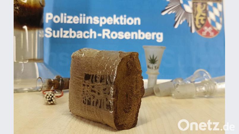 Einen Block Haschisch mit knapp 70 Gramm sowie mehrerer Rauschgiftutensilien stellen die Fahnder in dem Gartenhäuschen sicher. Bild: Polizei