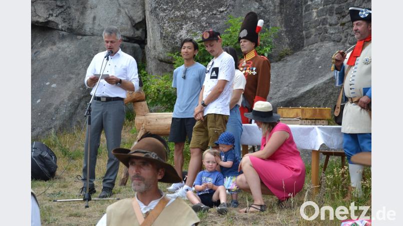 Laura Frenzel (knieend) kümmert sich während des offiziellen Teils um die Kinder Leopold und Emma. mr