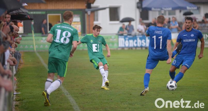 Abgefangen: Die Würzburger (rechts, blaue Trikots) stoppten des öfteren die Ammerthaler Angriffe in deren Hälfte. ref